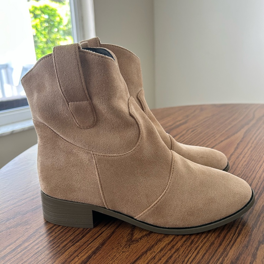 Brand new never worn 
Stylish Tan Ankle Booties